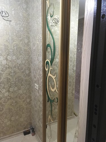 Шкаф-купе зеркало с витражом в прихожую