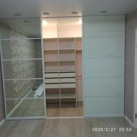 Гардеробный шкаф со стеклянными дверьми купе