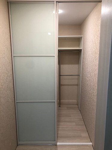 Гардеробный шкаф со стеклянной дверью купе