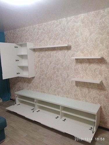 Стенка белого цвета