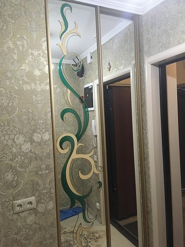 Шкаф-купе зеркало с витражом в прихожую