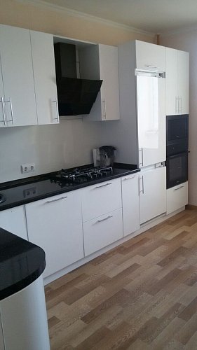 Угловая кухня белый глянец с черной столешницей
