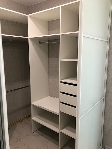 Угловая гардеробная комната