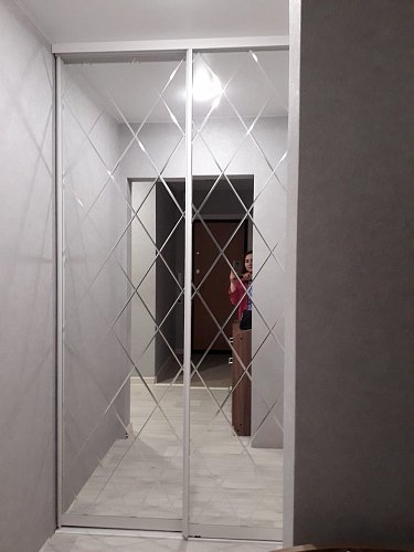 Гардеробная комната  зеркальными дверьми купе дверьми