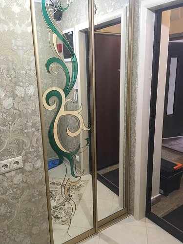Шкаф-купе зеркало с витражом в прихожую