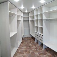 Гардеробная комната треугольного вида
