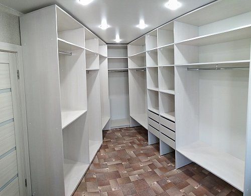 Гардеробная комната треугольного вида