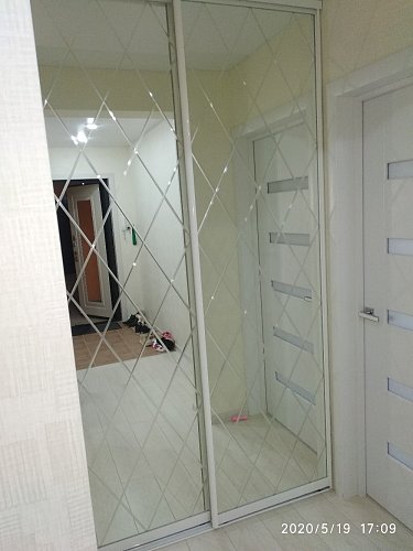 Гардеробная комната  зеркальными дверьми купе дверьми