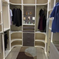 Белая гардеробная с подсветкой