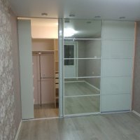 Гардеробный шкаф со стеклянными дверьми купе