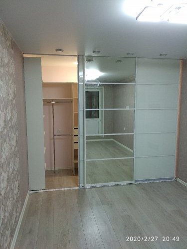 Гардеробный шкаф со стеклянными дверьми купе