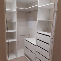 Белый гардеробный шкаф
