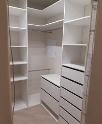 Белый гардеробный шкаф